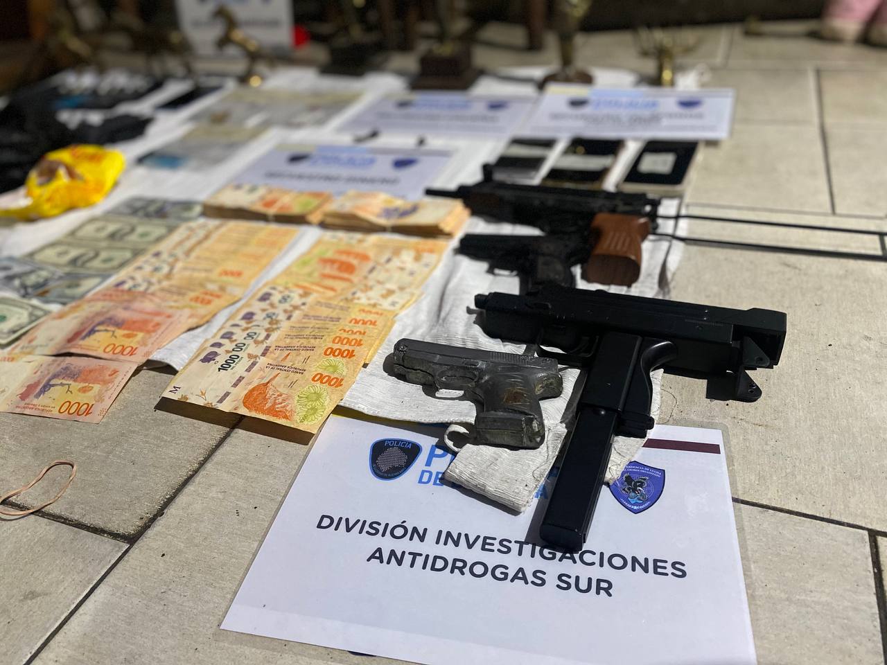 DOS DETENIDOS POR VENTA DE DROGAS EN ZAVALETA
