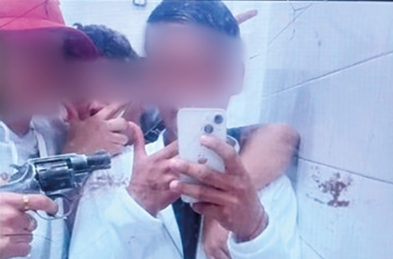 Amenazas en escuelas-balvanera: tras la denuncia de un padre, allanaron e imputaron a un chico de 16 años que se sacó fotos con un arma en el baño del colegio