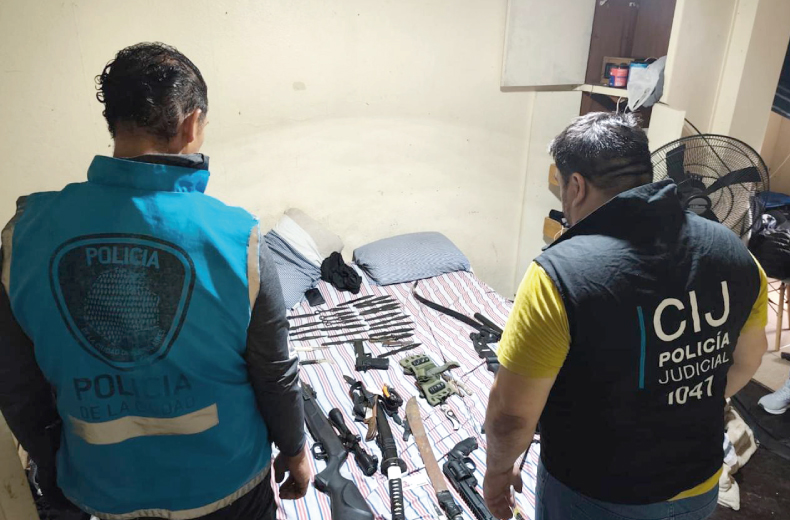Amenazó a su hermano y a su sobrino de 9 años lo allanaron y encontraron gran cantidad de armas en su domicilio