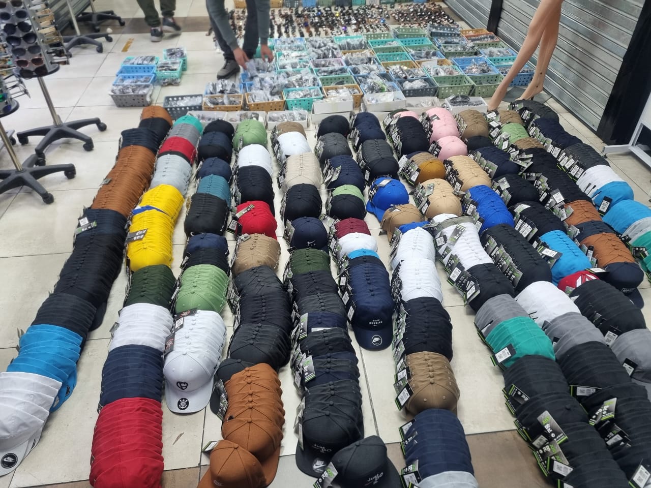 VENTA ILEGAL: SECUESTRAN MERCADERÍA DE MARCAS FALSIFICADAS EN ONCE