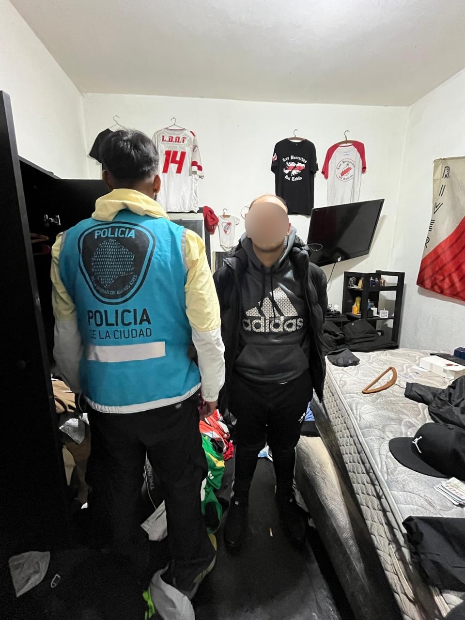 SECUESTRAN COCAINA, ARMAS Y UN LANZACOHETES  EN UN ALLANAMIENTO EN MONTE CASTRO