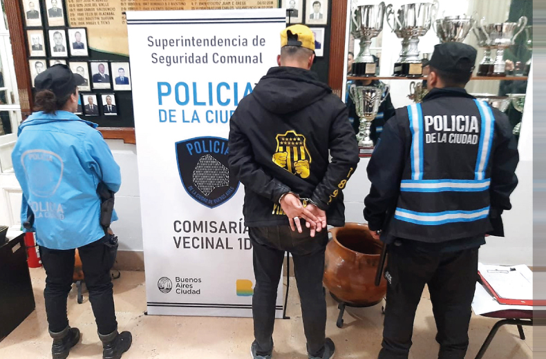 Prisión preventiva y condena en 48 horas para un hincha de Peñarol que tenía una pistola y 50 balas escondidas en una media