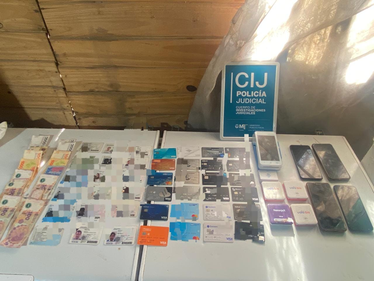 DEJÓ LA TARJETA EN UN TAXI, RASTREARON LAS COMPRAS Y DESCUBRIERON MUCHAS MÁS