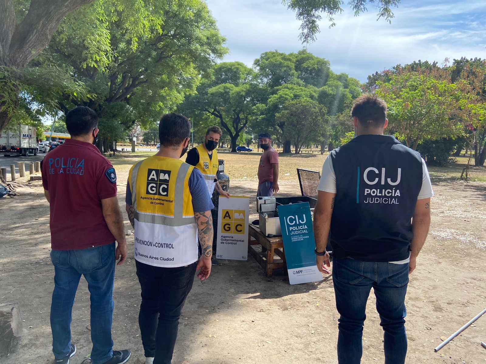 LEVANTARON DOS PARRILLAS CLANDESTINAS EN EL PARQUE TRES DE FEBRERO