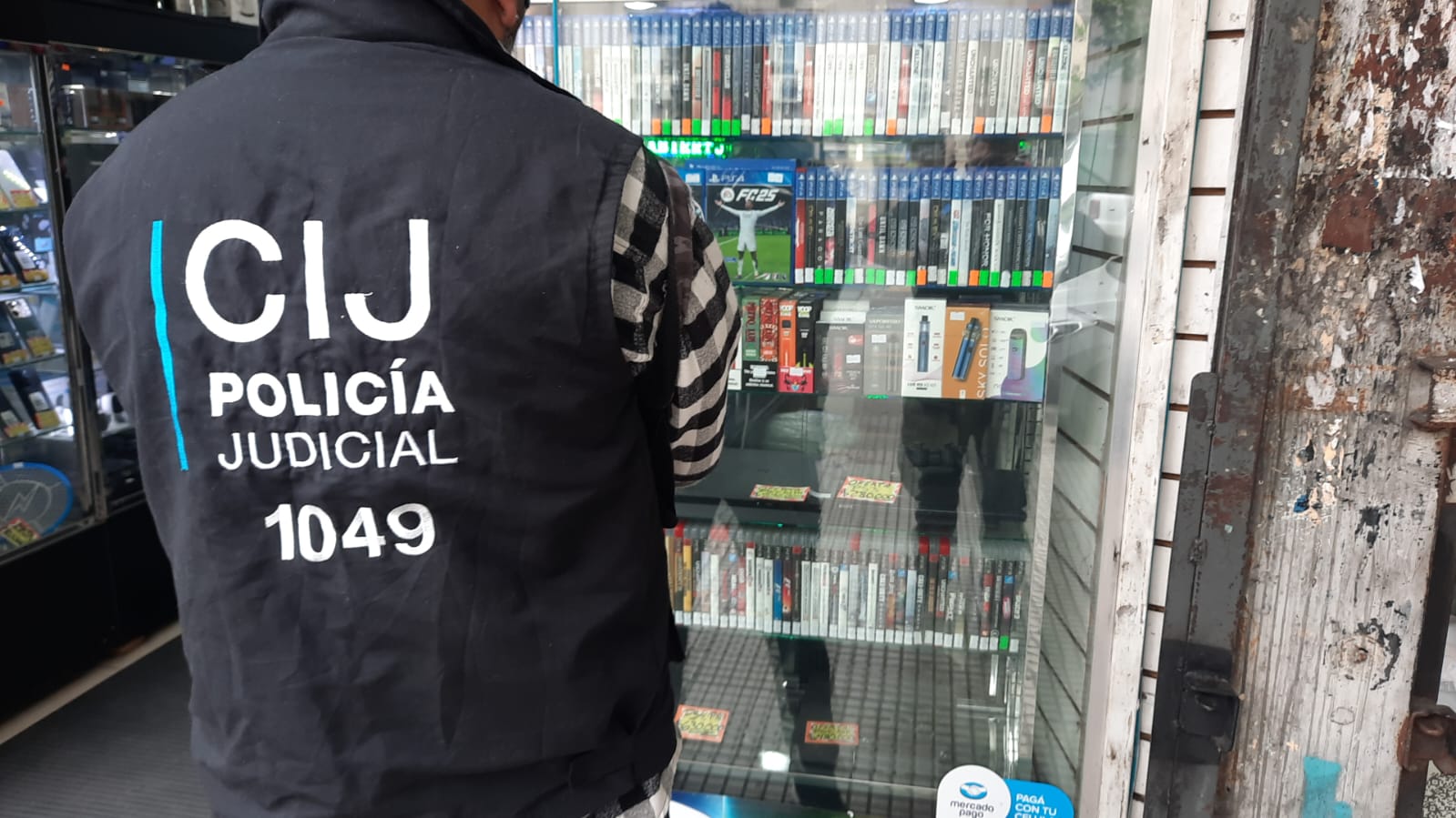 DELITOS CONTRA LA SALUD: SECUESTRAN 122 VAPEADORES Y CLAUSURAN UN LOCAL EN ONCE POR SU VENTA ILEGAL 1