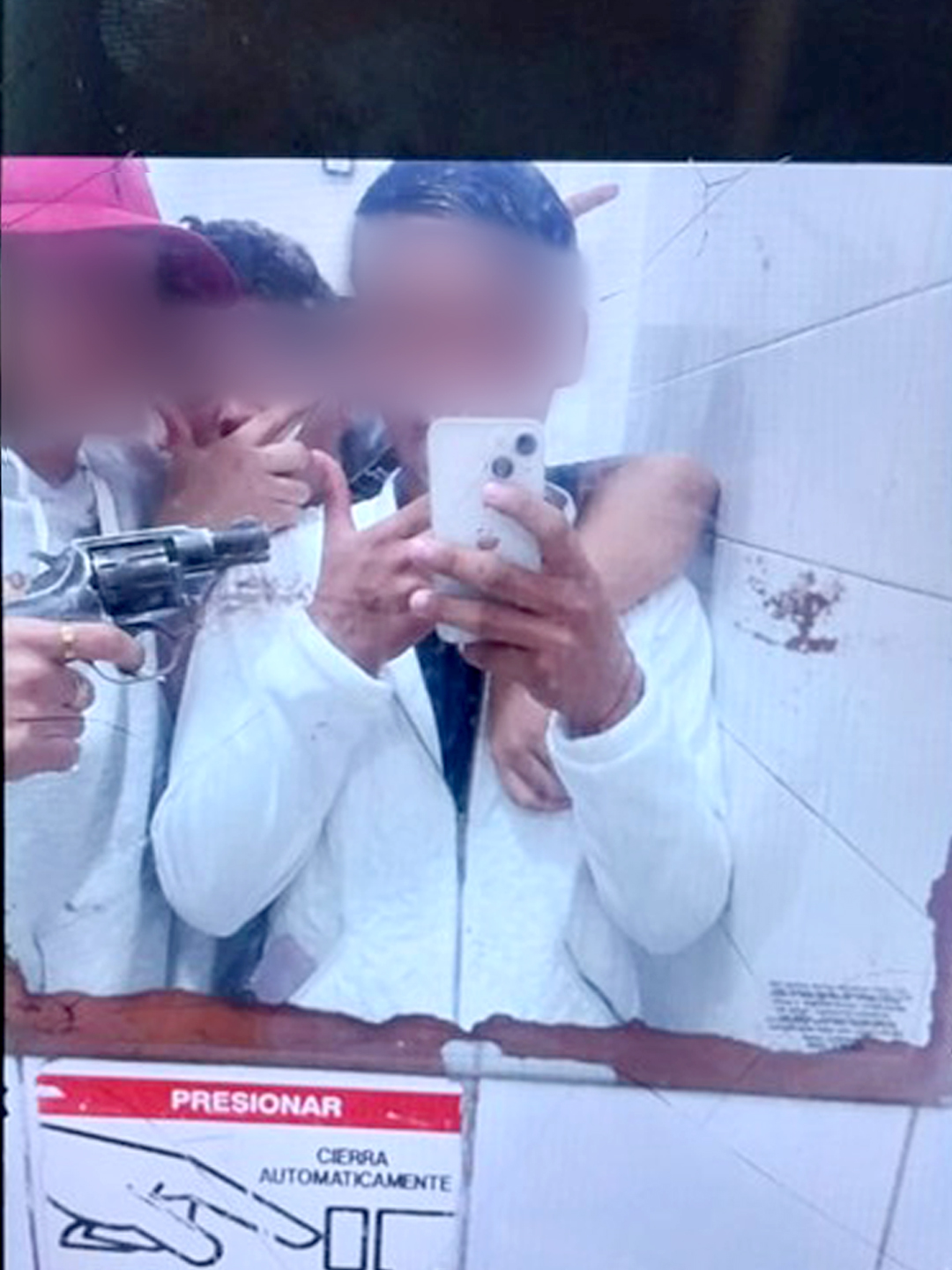 Amenazas en escuelas-balvanera: tras la denuncia de un padre, allanaron e imputaron a un chico de 16 años que se sacó fotos con un arma en el baño del colegio