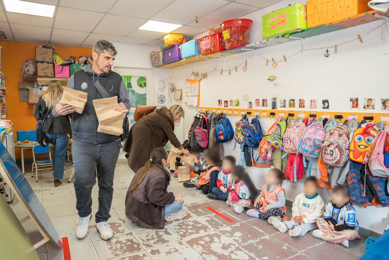 Entrega de donaciones de la campaña solidaria contra el frío “Un abrigo, un abrazo al alma”