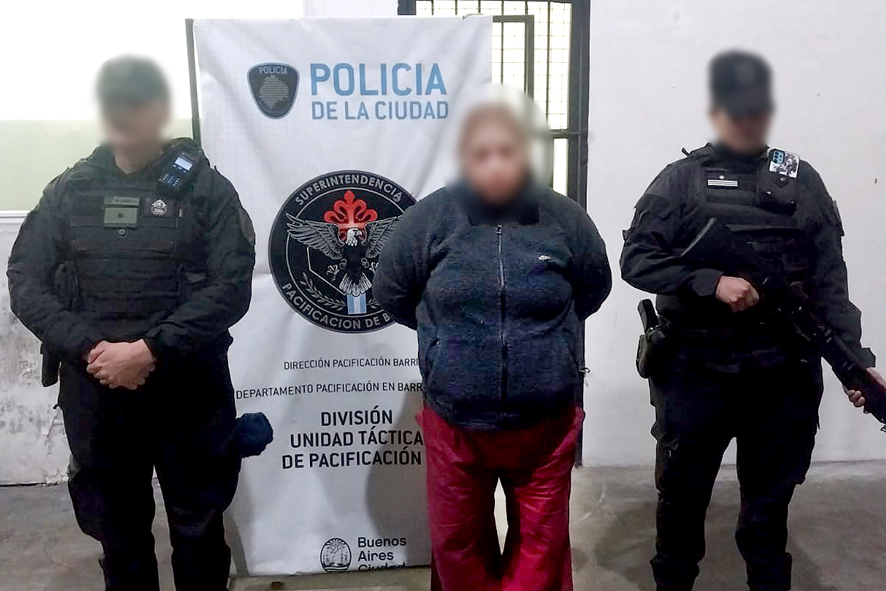 Un revólver, tusi, cocaína y marihuana la imputaron por vender drogas en su casa del barrio Zavaleta en la que vivía con sus nietos menores de edad