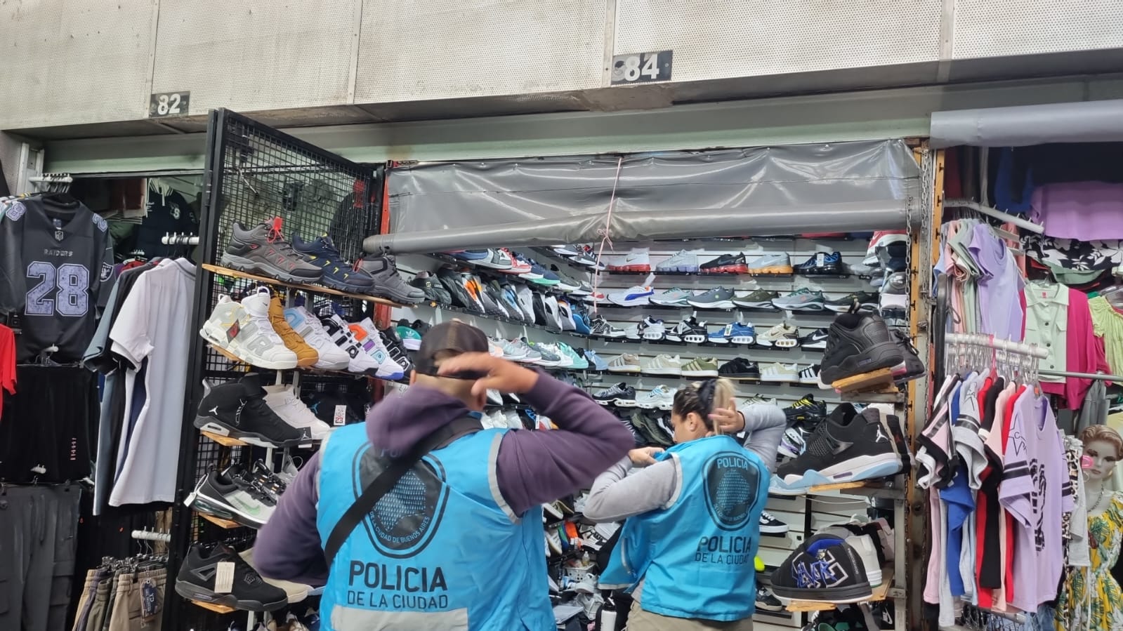 CLAUSURAN LOCALES Y SECUESTRAN MERCADERÍA DE MARCAS FALSIFICADAS EN POMPEYA