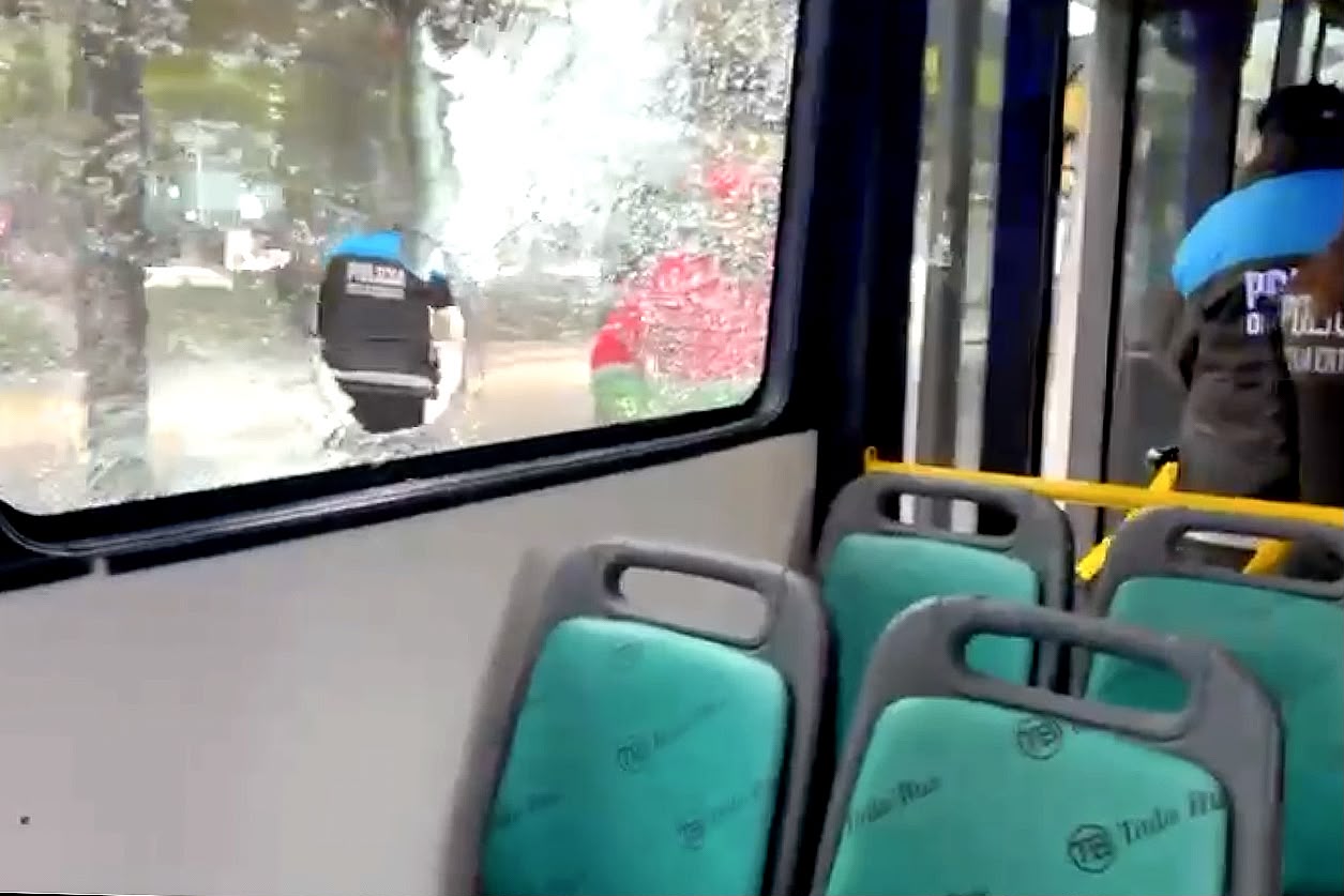 Internación involuntaria para el imputado que atacó un colectivo a piedrazos