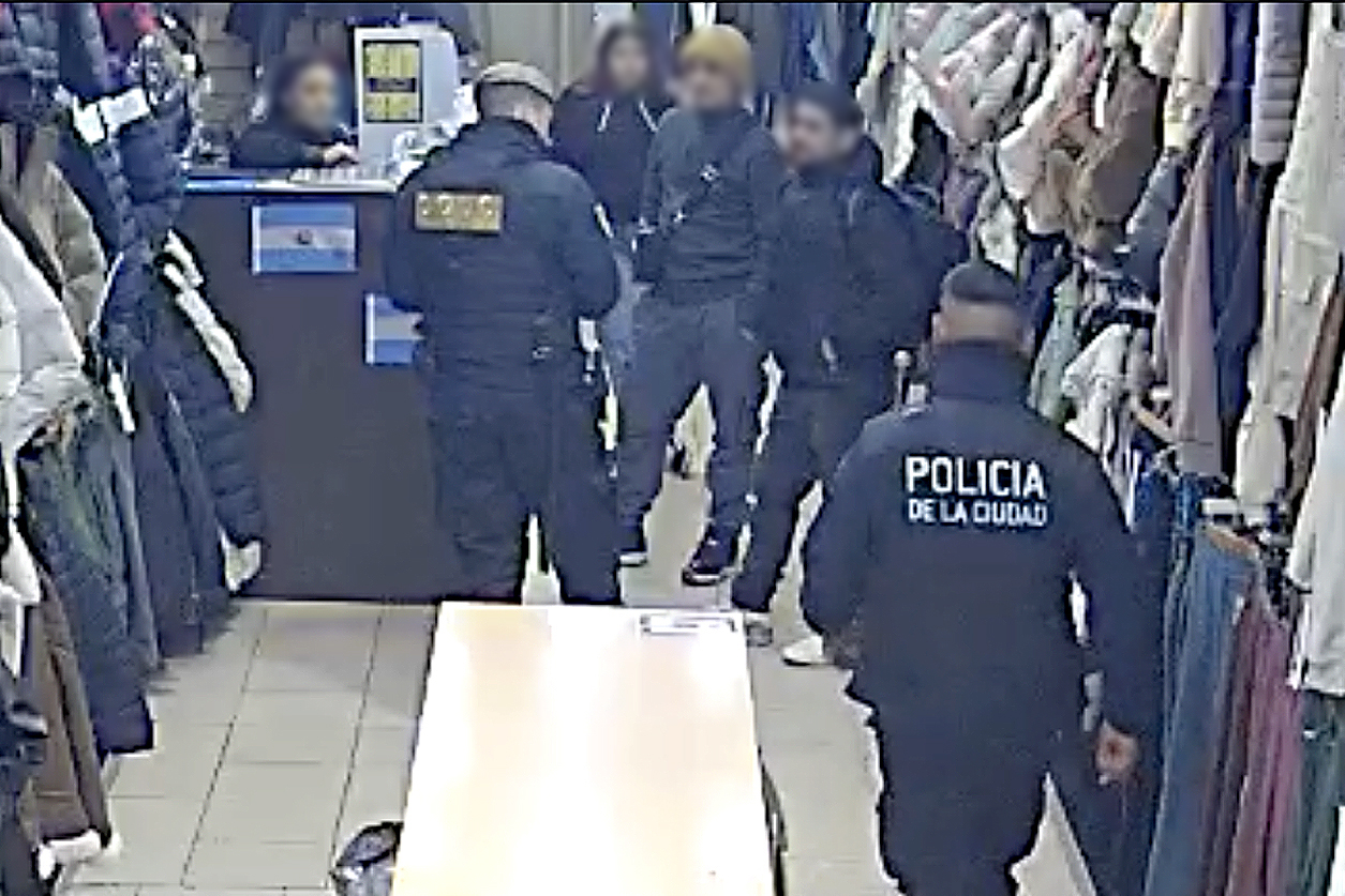 Prisión preventiva para dos imputados por robarle la tarjeta de débito a un jubilado e intentar comprarse ropa en balvanera